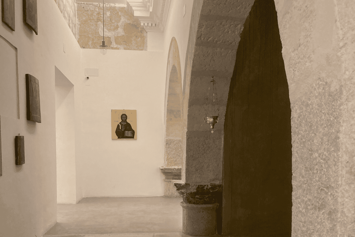 Vista interna del Museo San Rocco a Trapani, mostrando dettagli architettonici come capitelli e archi dell'antica chiesa