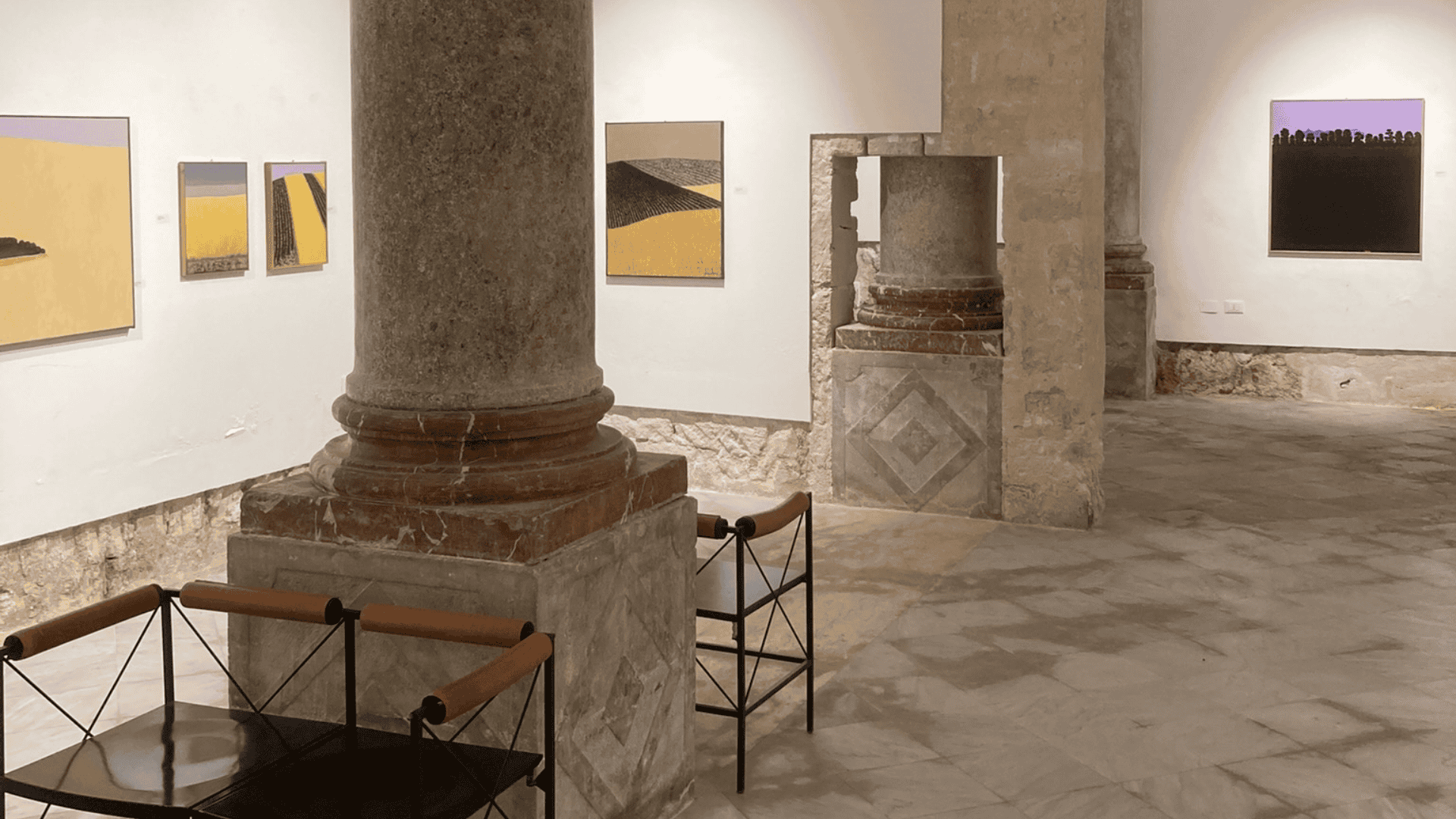 Interno del Museo San Rocco a Trapani, mostrando i basamenti delle colonne dell'antica chiesa nella sala espositiva al piano terra