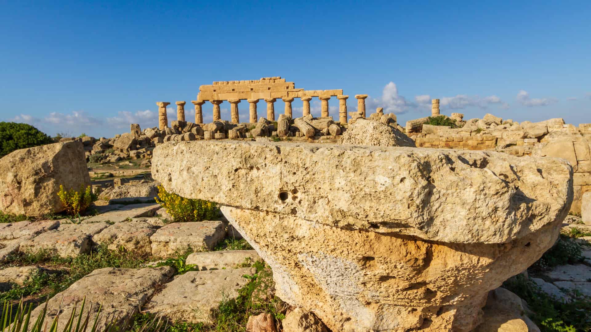 Rovine antiche con il tempio di Selinunte sotto il cielo limpido della Sicilia