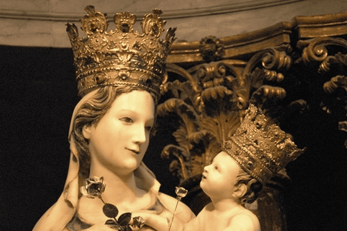 immagine della statua della Madonna di Trapani