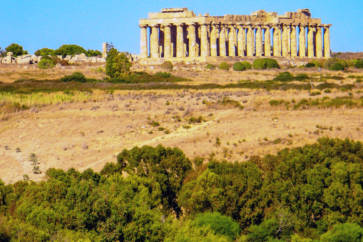 Vista mozzafiato di uno dei templi antichi di Selinunte, che evidenzia la brillantezza architettonica della civiltà greca in Sicilia
